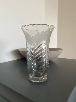 LAURA ASHLEY HOME Μικρό γυάλινο ταγιαρισμένο βάζο