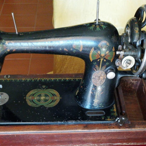 Singer vintage hand sewing machine used, functional