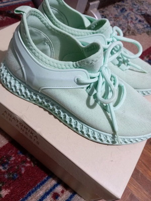Women's athletic shoes like new, light pistachio, size 36