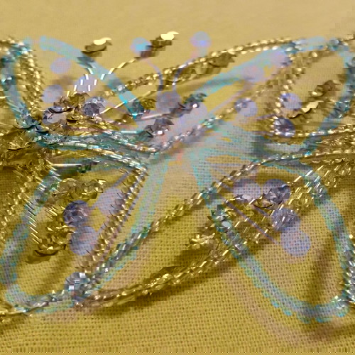 Καρφίτσα πεταλούδα μεταχειρισμένη σε γαλάζιες αποχρώσεις