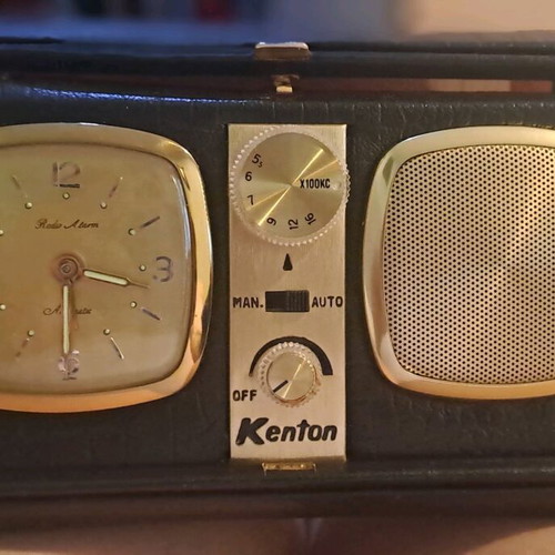 Kenton table clock alarm radio like new in leather case