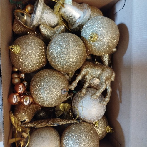 Xmas jumbo balls like new, gold color
