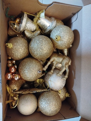 Xmas jumbo balls like new, gold color