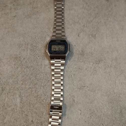 Casio watch like new, timeless silver unisex
