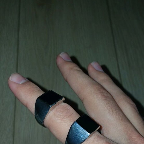 Black rings used in two sizes S and M