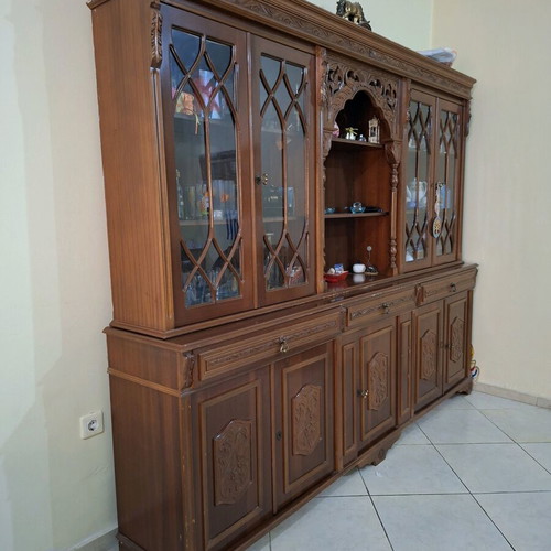 Living room cabinet used with carved decoration and glass display