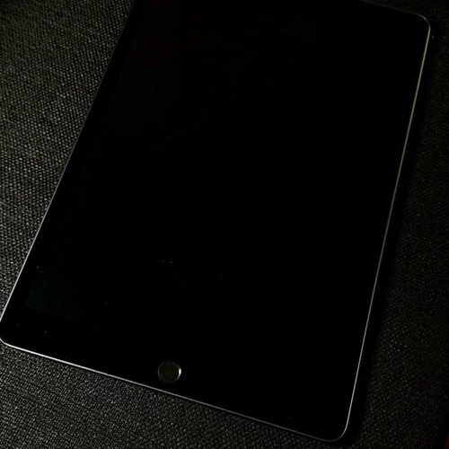 iPad 2021 9th Gen Space Gray 64GB with Apple Pencil 1st Gen like new
