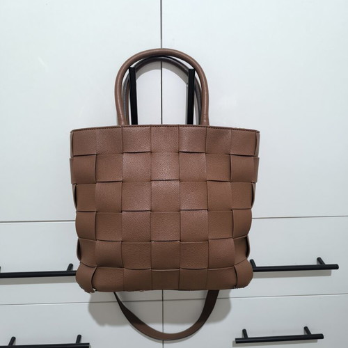 Guess handbag used, brown with base defect