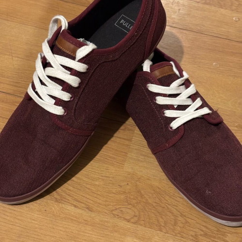 Low sneakers like new, burgundy with white laces, size 45