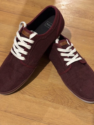 Low sneakers like new, burgundy with white laces, size 45