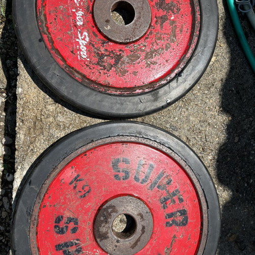 Homegym equipment used with Olympic 20kg bar, curl bar, and weight rack