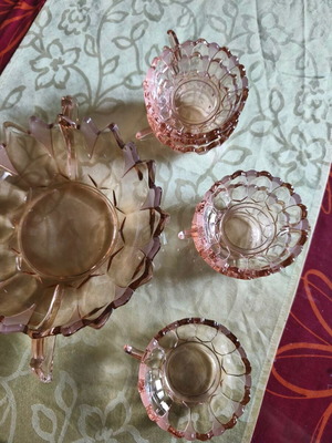Depression Glass dessert set like new, 1 large bowl and 6 small