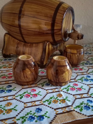 Wooden decorative barrel with 3 wooden cups used