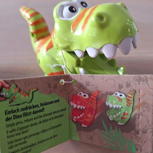 Toys new, 2 pcs dinosaurs with wheels