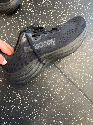 Saucony Ride 19 running shoes, size 44.5, black