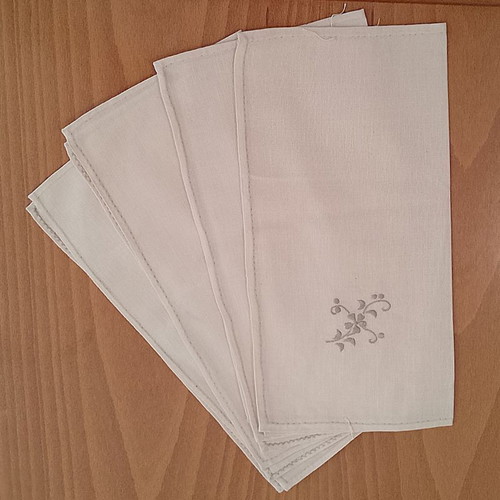 Set of 5 cotton tablecloth and napkins with machine embroidery