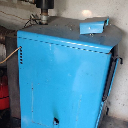 Buderus Logano S121 pyrolysis wood boiler used with inertia tank