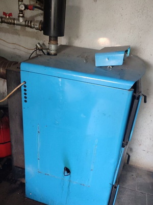 Buderus Logano S121 pyrolysis wood boiler used with inertia tank