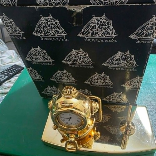 Quartz desk clock set with pen holder