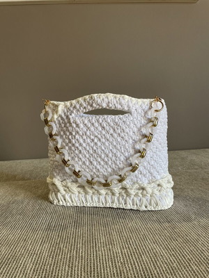 Handmade knitted bag white with gold chain