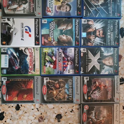 Cases with booklets for PlayStation 2 and Xbox 360 like new without CDs