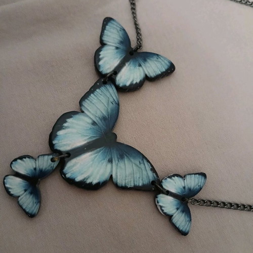 Choker necklace with butterflies like new, blue shades