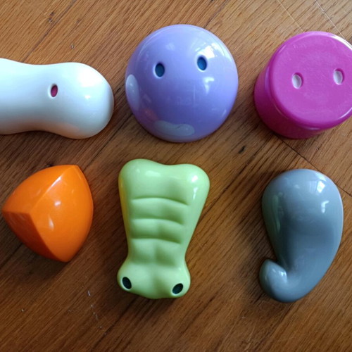 Who Knows Whose Nose game like new, educational and fun