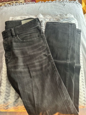 Diesel men jeans 31W 32L black like new