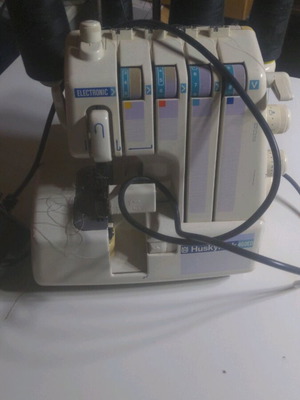 Professional four-thread serger like new with new blades