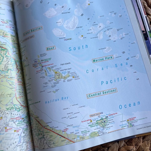 Globus Travel Encyclopedia Australia & New Zealand Volume 3 like new