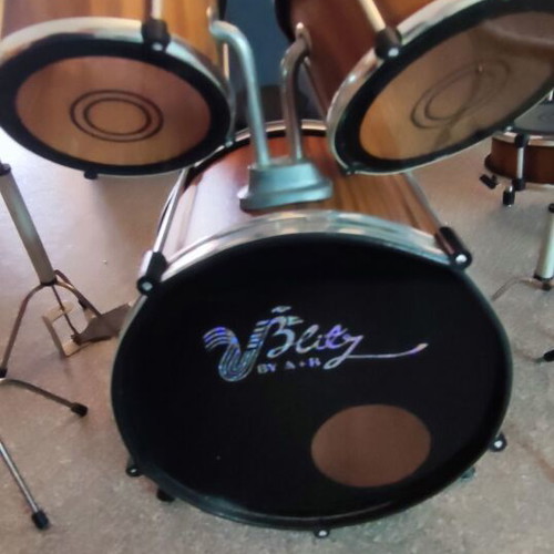 Miniature drum set like new, 8 pieces