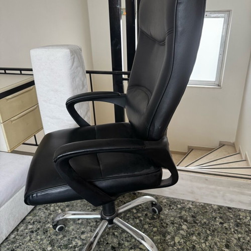 Black leather office chair used in very good condition
