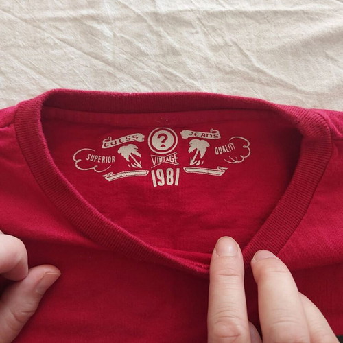 Guess men's T-shirt size M like new, burgundy