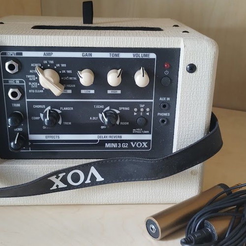Vox Mini 3 G2 Portable Guitar Amplifier Ivory like new with Wireless Microphone Set