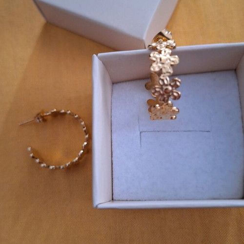 Bohemian Lady earrings new, gold with flower design