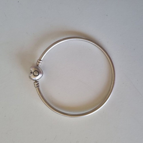 Pandora Moments 596268 silver bangle bracelet with heart clasp
