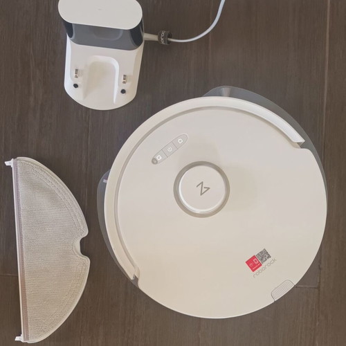 Roborock Q8 Max robot vacuum with laser mapping and 5500Pa suction, white