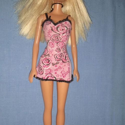 Barbie GHW45 μεταχειρισμένη με ροζ φόρεμα και μαύρα παπούτσια