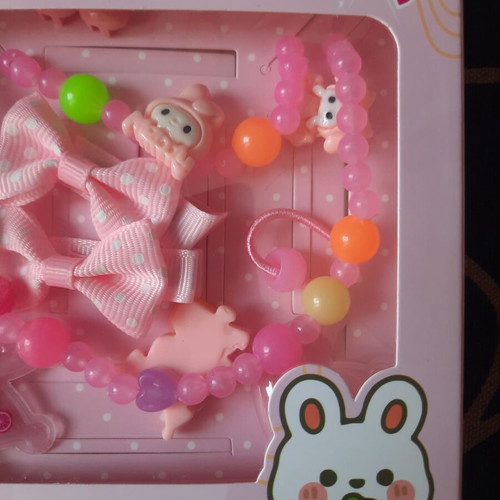 Complete children's jewelry set with necklace, hair clips, and bows