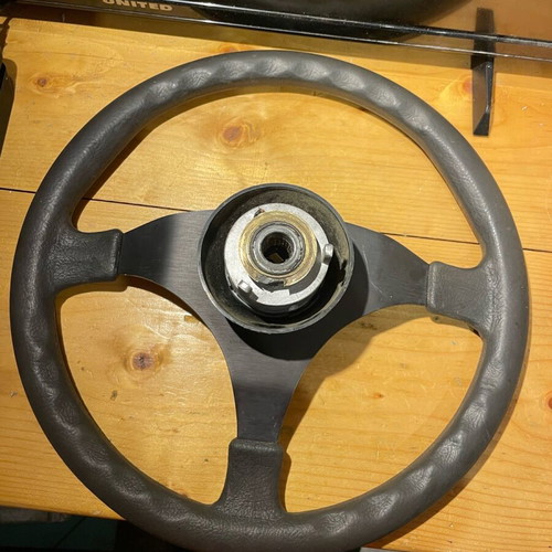 Racing steering wheel like new, functional horn