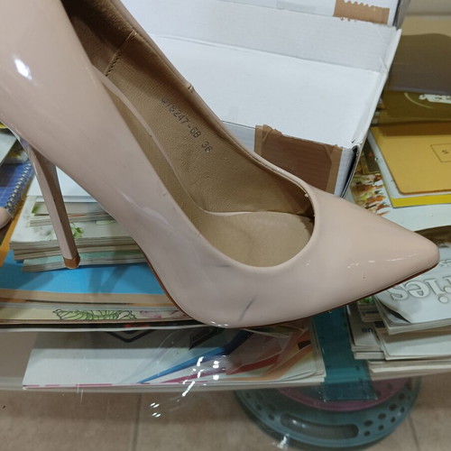 Botinelli cream patent leather pumps size 36 like new
