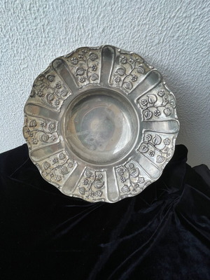 Silver-plated heirloom platter used in good condition