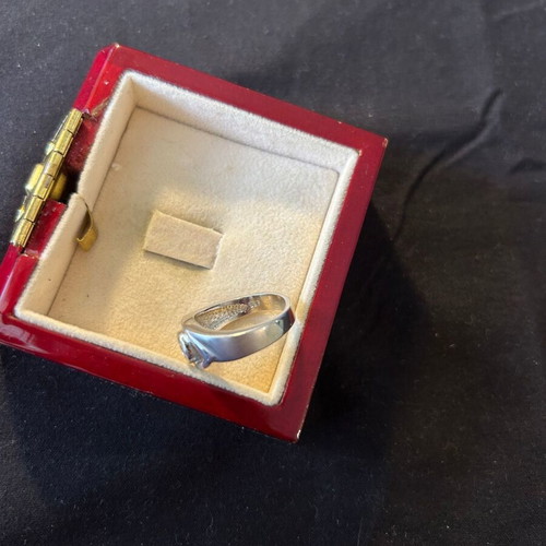 Silver 925 ring with white stone like new