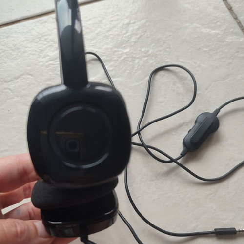 Logitech H151 Headphones with Microphone and 3.5mm Jack like new