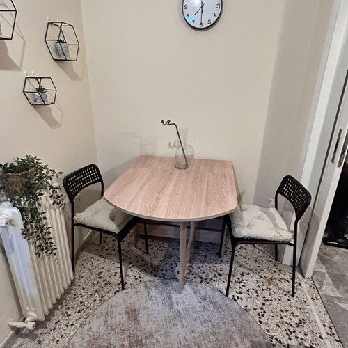 Extendable dining table with chairs like new