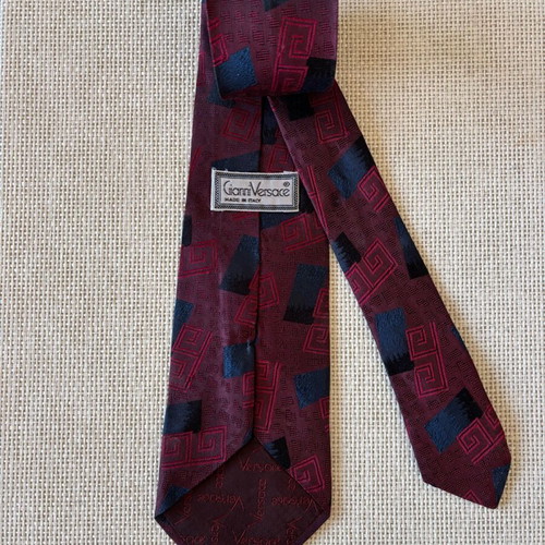 Gianni Versace silk tie burgundy with geometric pattern like new