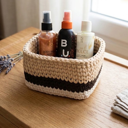 Handmade crochet basket with wooden base 15x15 cm