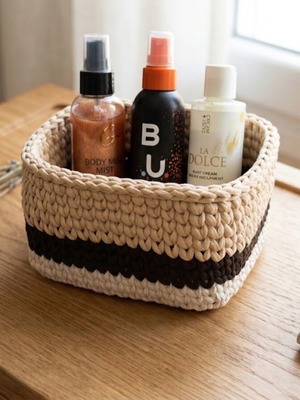 Handmade crochet basket with wooden base 15x15 cm