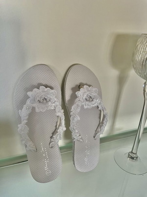 Bridal flip-flops like new, white lace embroidery with pearls, size 36/37