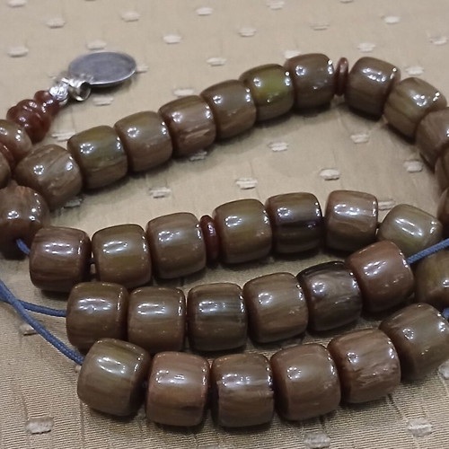 Bakelite komboloi worry beads, marble type, 33 beads